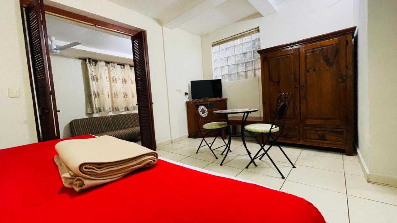 Hotel B&B - 5Th Avenue Πλάγια Ντελ Κάρμεν Εξωτερικό φωτογραφία A typical room at the hostel