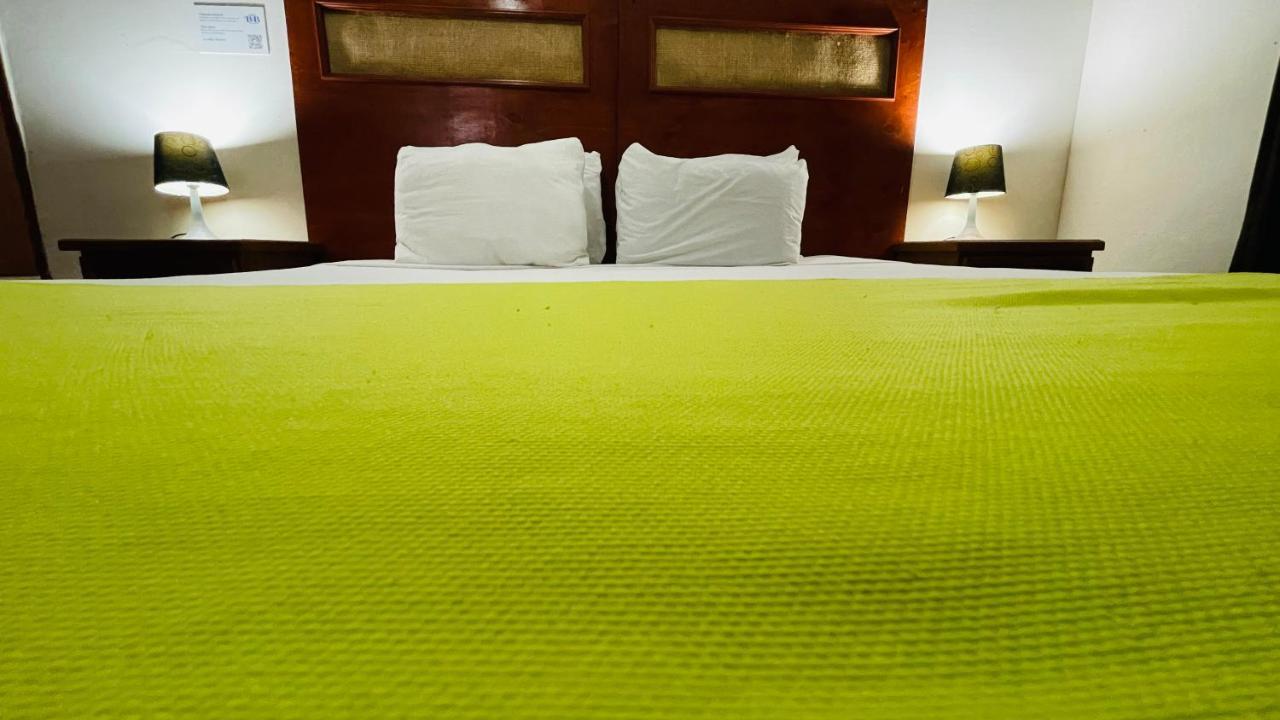 Hotel B&B - 5Th Avenue Πλάγια Ντελ Κάρμεν Εξωτερικό φωτογραφία A bed with a green sheet