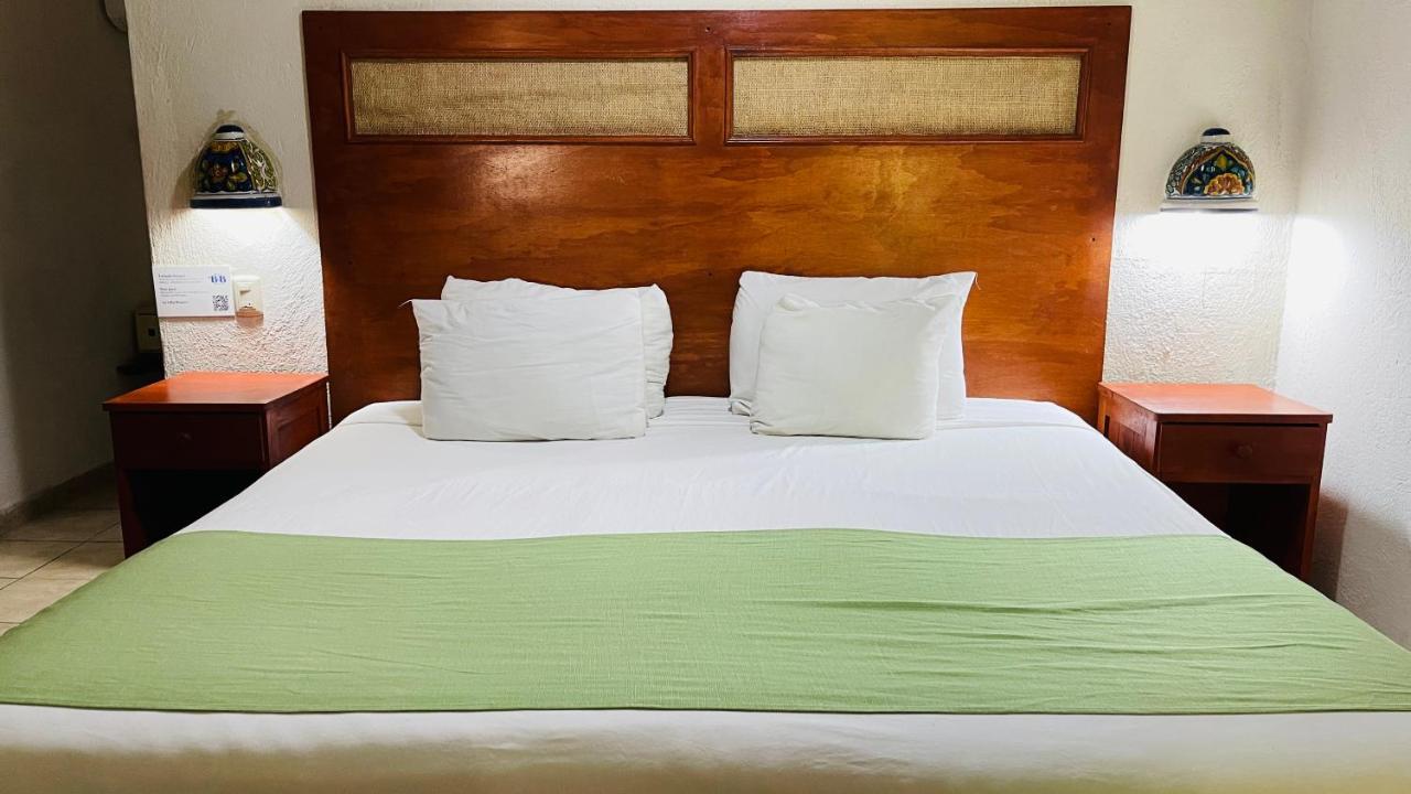 Hotel B&B - 5Th Avenue Πλάγια Ντελ Κάρμεν Εξωτερικό φωτογραφία A bed with a green bedsheet