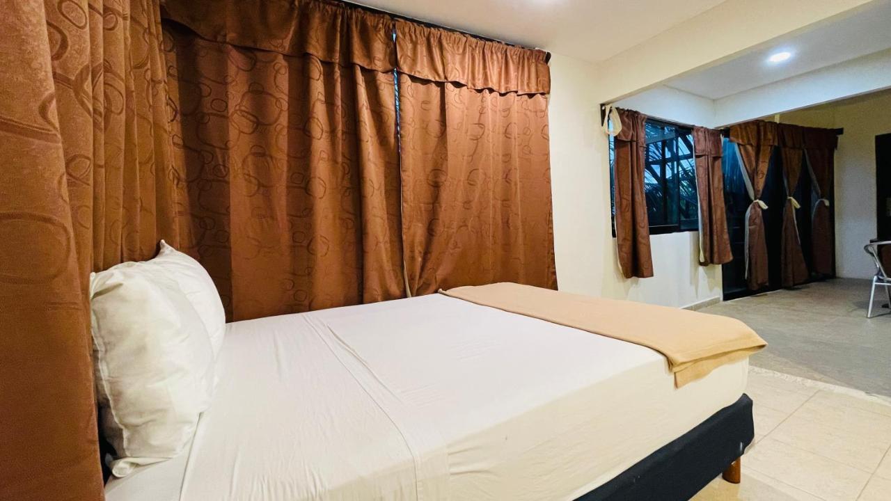 Hotel B&B - 5Th Avenue Πλάγια Ντελ Κάρμεν Εξωτερικό φωτογραφία A bedroom in a hotel