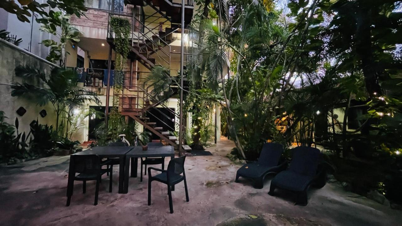 Hotel B&B - 5Th Avenue Πλάγια Ντελ Κάρμεν Εξωτερικό φωτογραφία The interior courtyard of the hotel